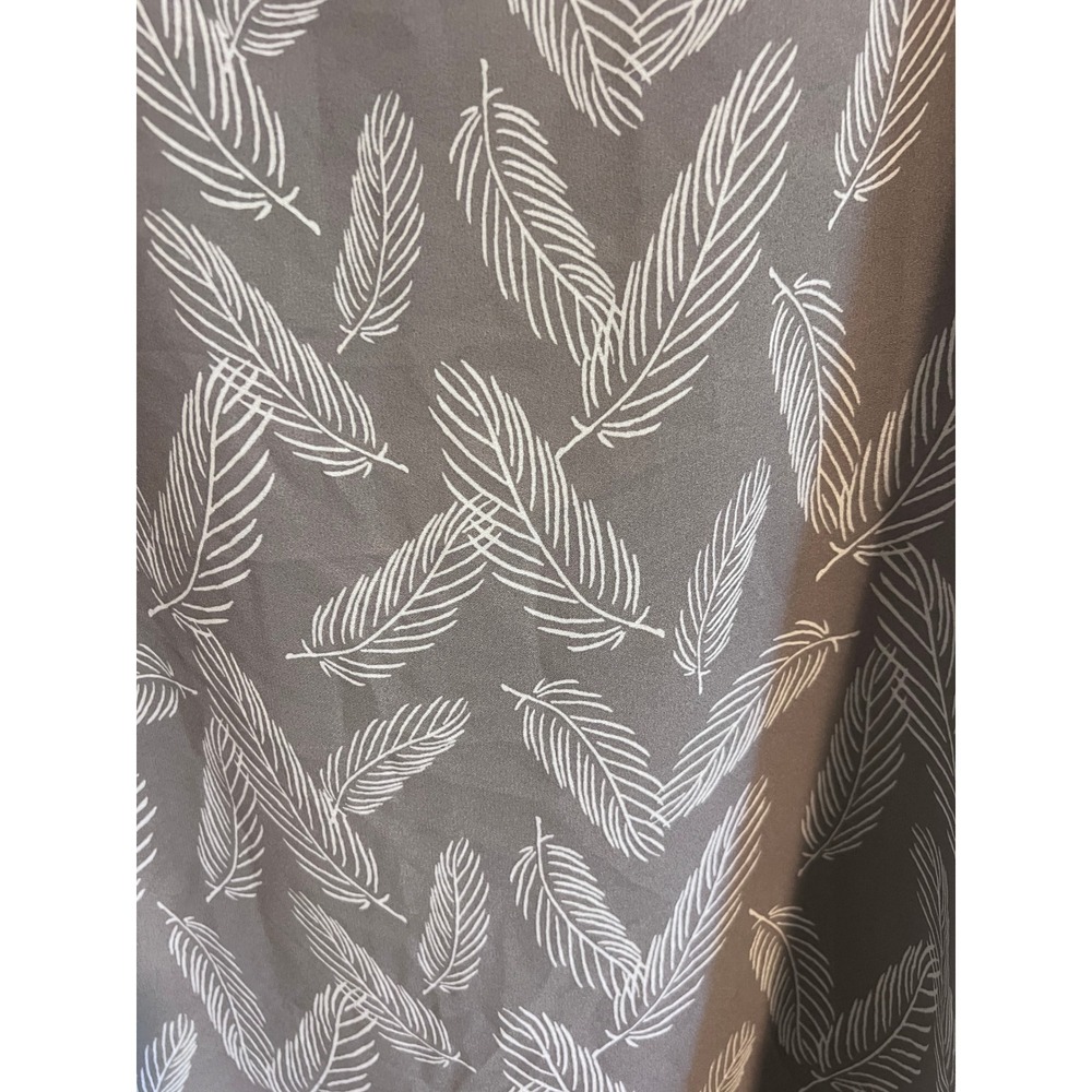 Torrid Gray Feather Print Sharkbite Hem Tank Top Blouse Size 0 Large 12 - Picture 2 of 6